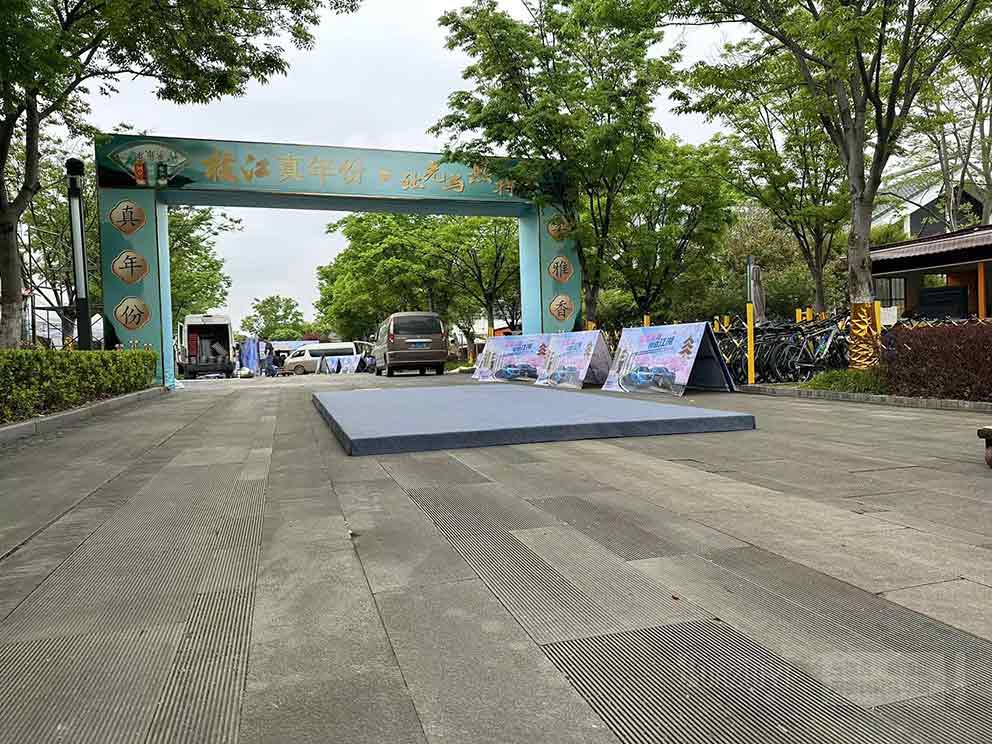 汽車品牌展車使用華熠地臺租賃有很多優(yōu)點(diǎn)