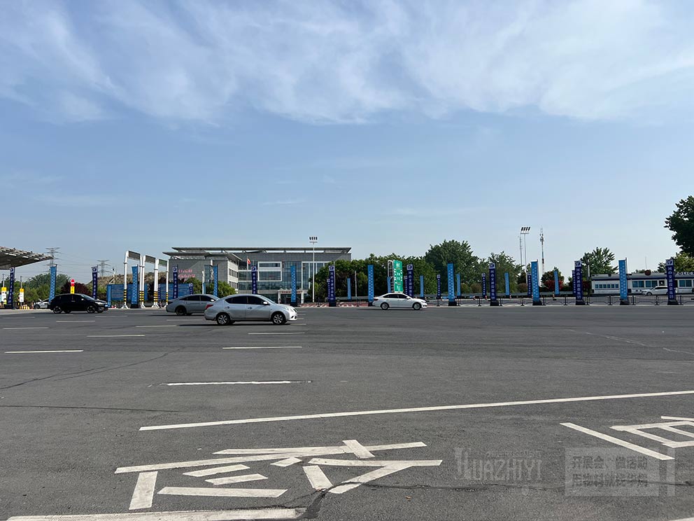 華熠公司新款道旗租賃樣式亮相學(xué)術(shù)會議現(xiàn)場