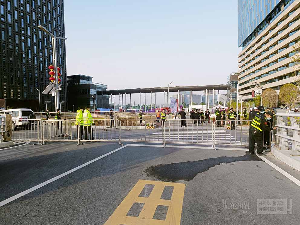 鐵馬護(hù)欄出租廠家介紹護(hù)欄都有哪些種類(lèi)