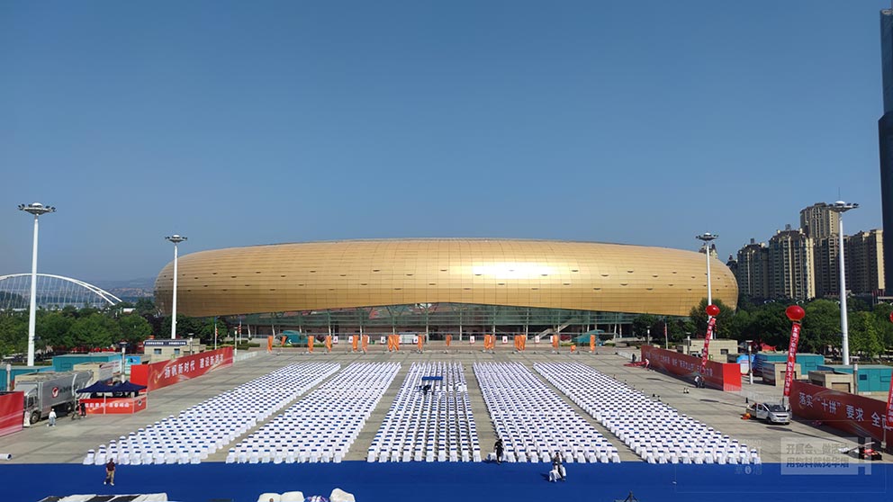 桌椅出租廠家提供第二十九屆三門峽黃河文化旅游節(jié)開幕式現(xiàn)場(chǎng)貴賓椅