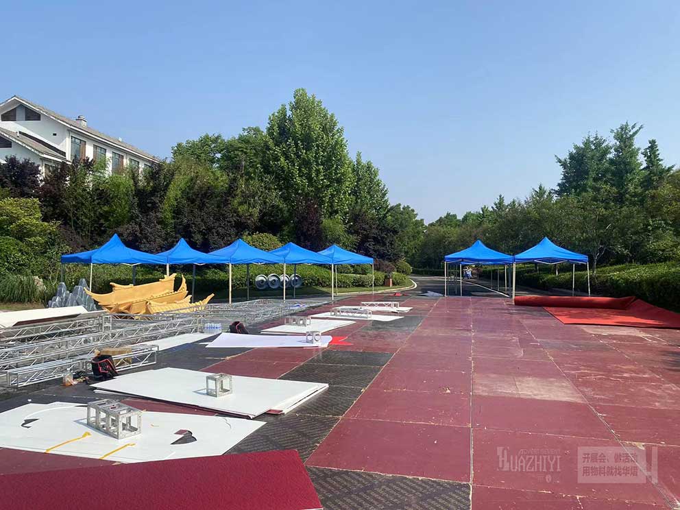 鄭州帳篷出租廠家已經將室外簡易帳篷搭建完成