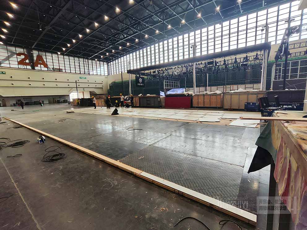 鄭州地臺租賃廠家帶您去現場，看車展活動地臺是如何布置的