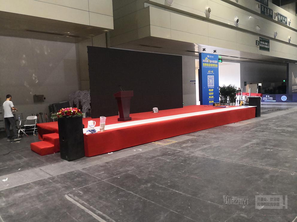 鄭州鋁合金舞臺出租搭建助力寵物展現場，正在施工