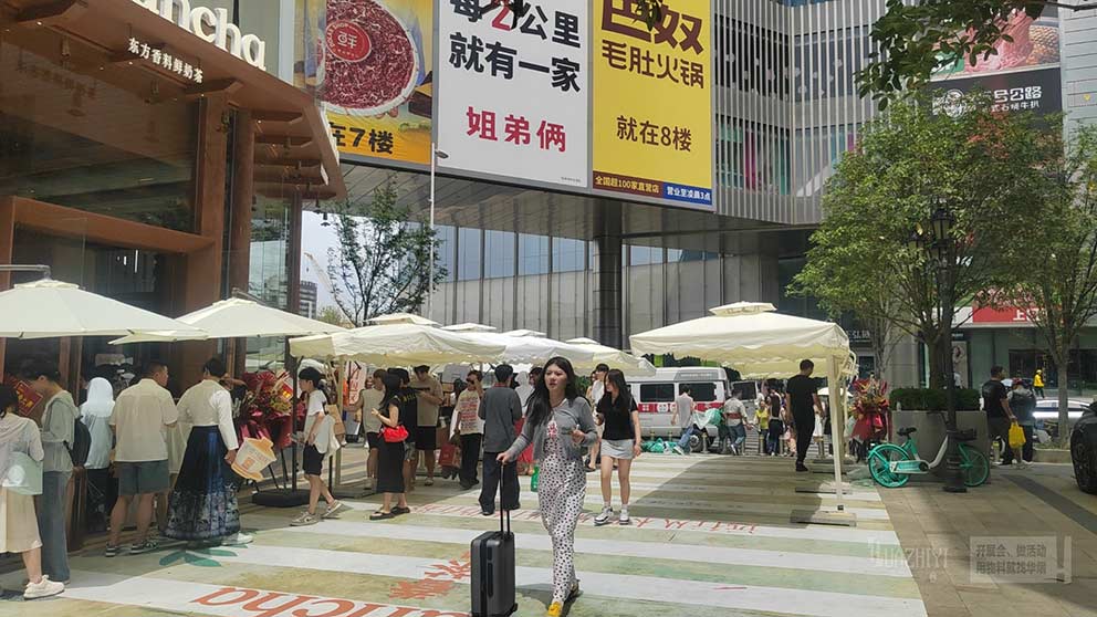 鄭州單邊傘租賃助力正弘城茶飲活動(dòng)，防曬又美觀