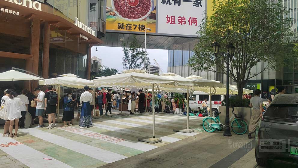 鄭州單邊傘租賃助力正弘城茶飲活動(dòng)，防曬又美觀