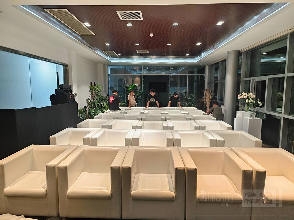 鄭州白色皮質(zhì)沙發(fā)出租現(xiàn)場，簡約