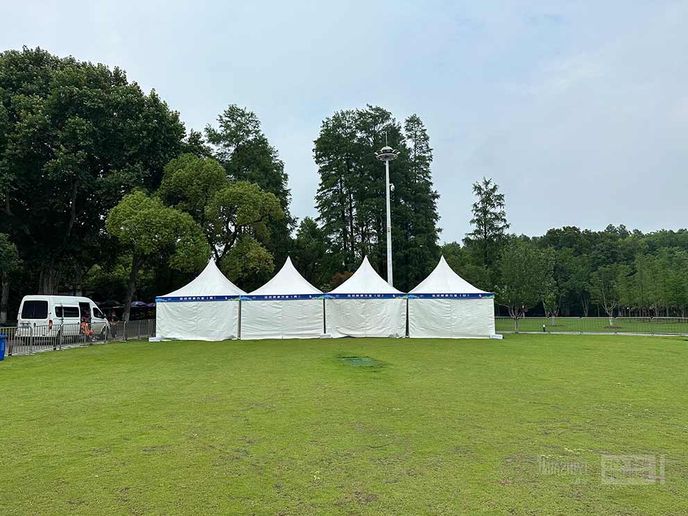鄭州尖頂篷房出租還可以搭建在草地上，清新美觀