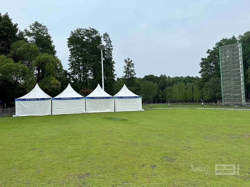 鄭州尖頂篷房出租還可以搭建在草地上，清新美觀