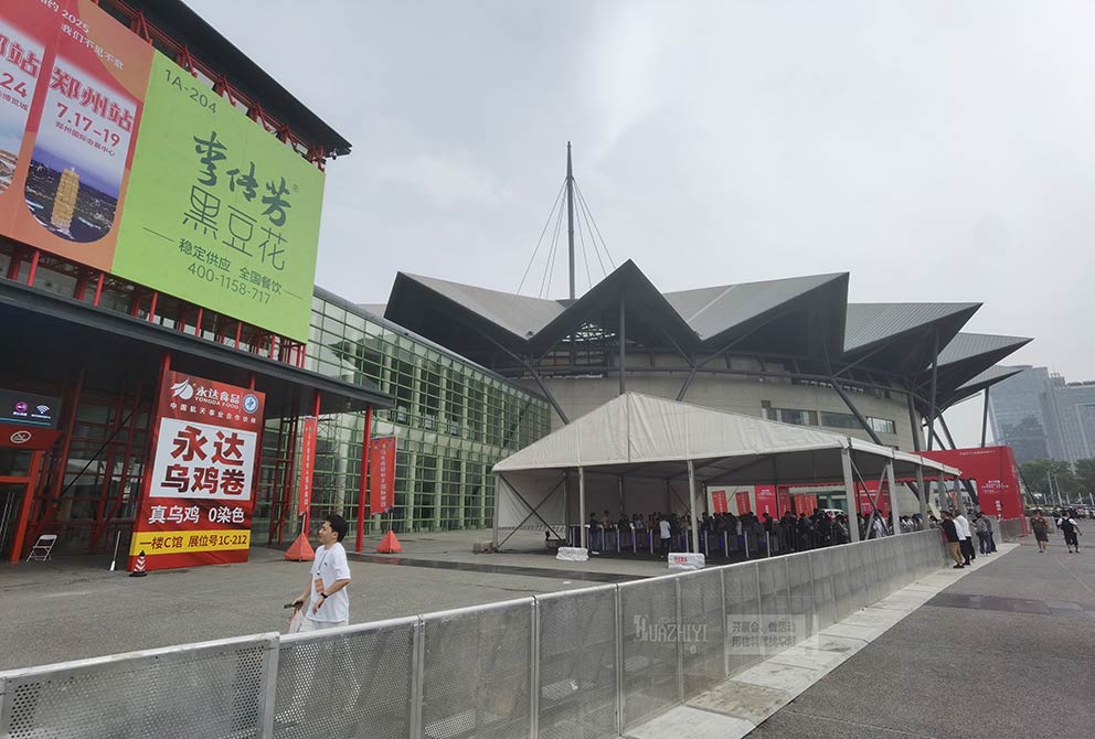 鄭州2024會展中心第九屆餐飲業博覽會現場的防爆欄租賃由華熠廠家提供布置