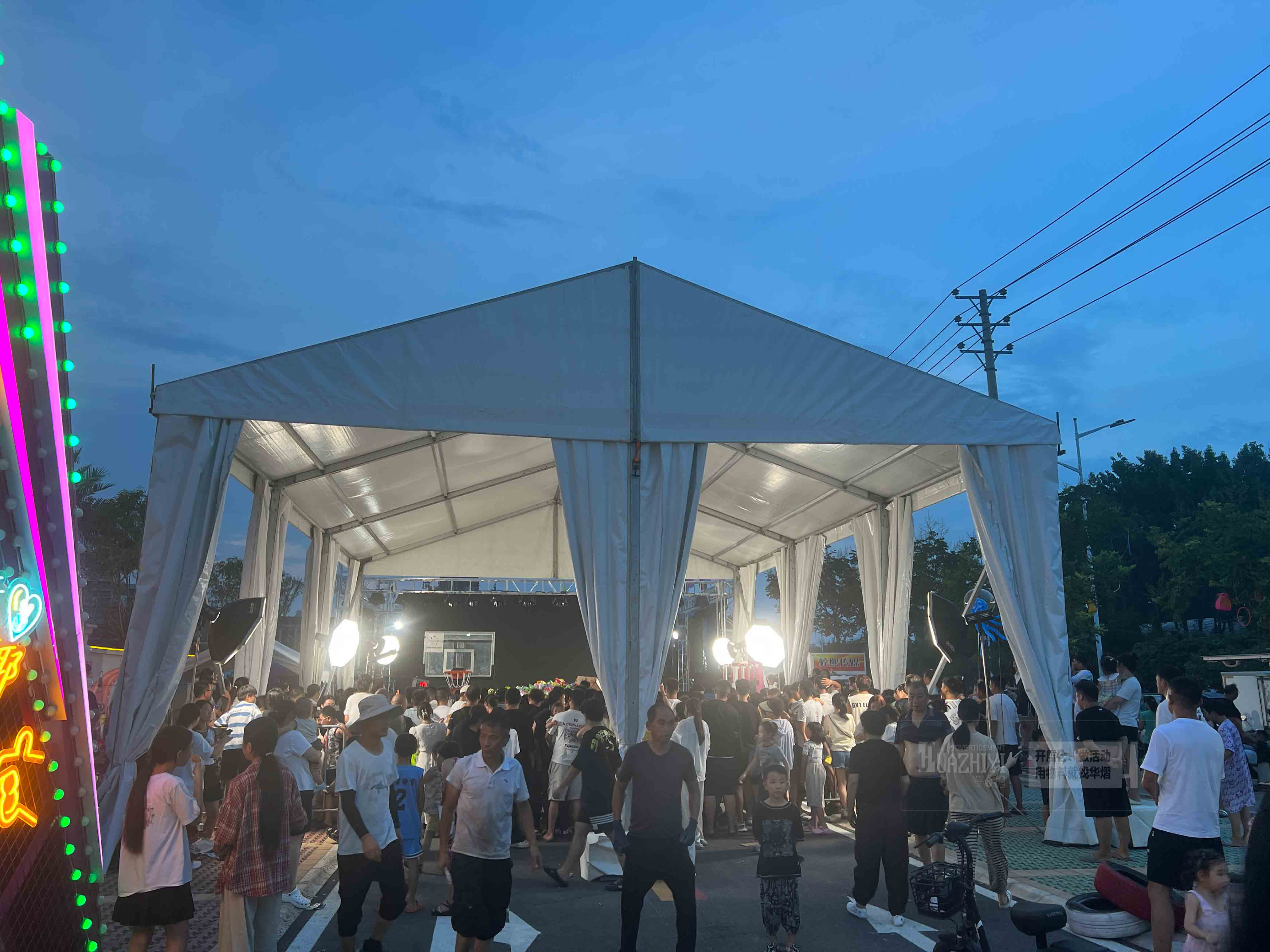 夏季室外臨時活動沒有遮擋擔心下雨？新鄉篷房租賃廠家來幫您