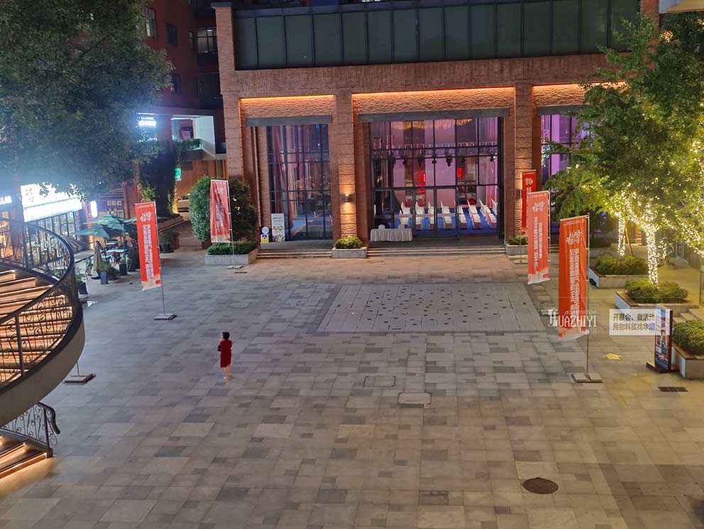 鄭州道旗出租在陽光下隨風飄動,宣傳效果良好