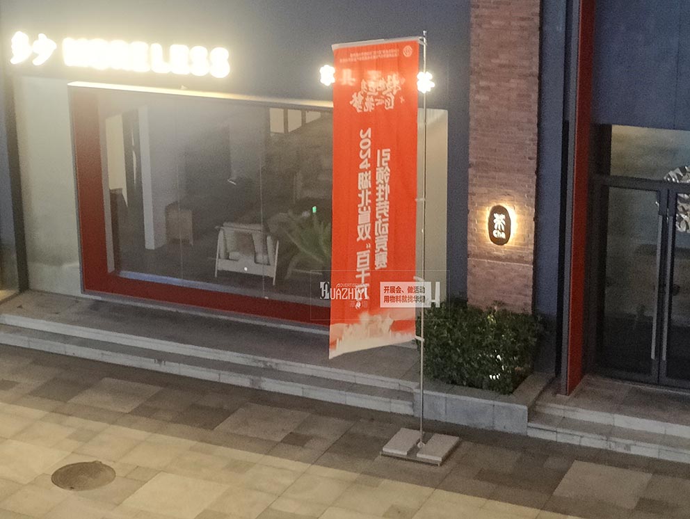 鄭州道旗出租在陽光下隨風飄動,宣傳效果良好