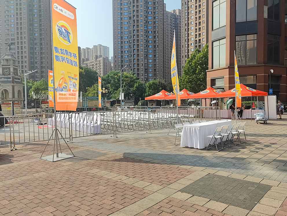 鄭州道旗出租在陽光下隨風飄動,宣傳效果良好