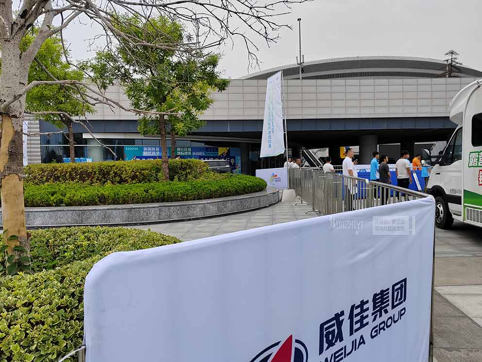 2024中國鄭州新能源汽車拉力賽啟動儀式現(xiàn)場使用鄭州鐵馬護欄租賃