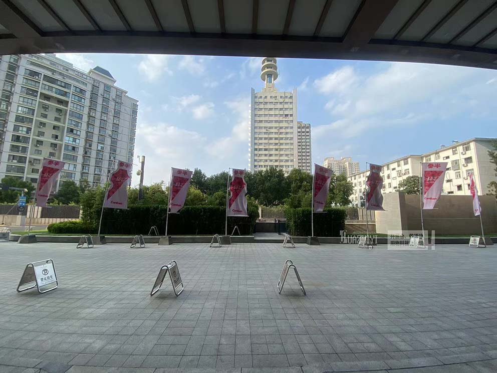 鄭州道旗出租提供布置洲際酒店參半會議不銹鋼底座道旗