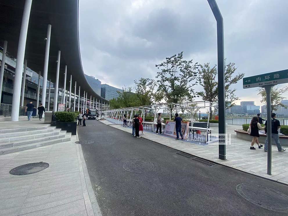 鄭州桌椅出租在金融島戶外集市提供數套長條桌貴賓椅