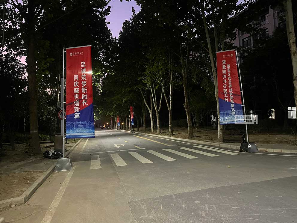 鄭州道旗出租在夜色中施工：已將各個道旗布置到位