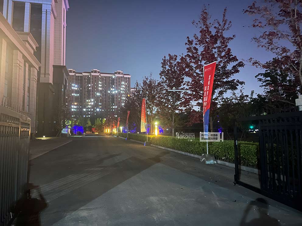 鄭州道旗出租在夜色中施工：已將各個(gè)道旗布置到位