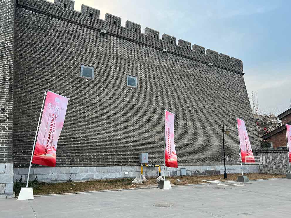 鄭州道旗出租定制畫(huà)面是什么材質(zhì)？
