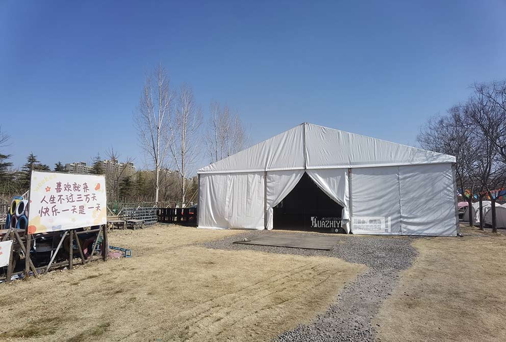 露營新領地現場搭建了一座純凈潔白的大型篷房