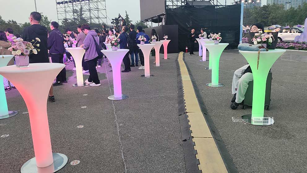 華熠桌椅出租推薦一款獨特的產品—發光桌椅