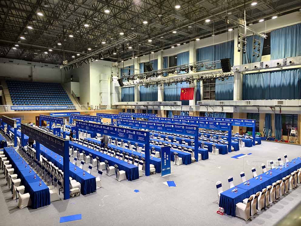 華熠桌椅物料出租公司布置華北水利水電大學2025校園招聘會