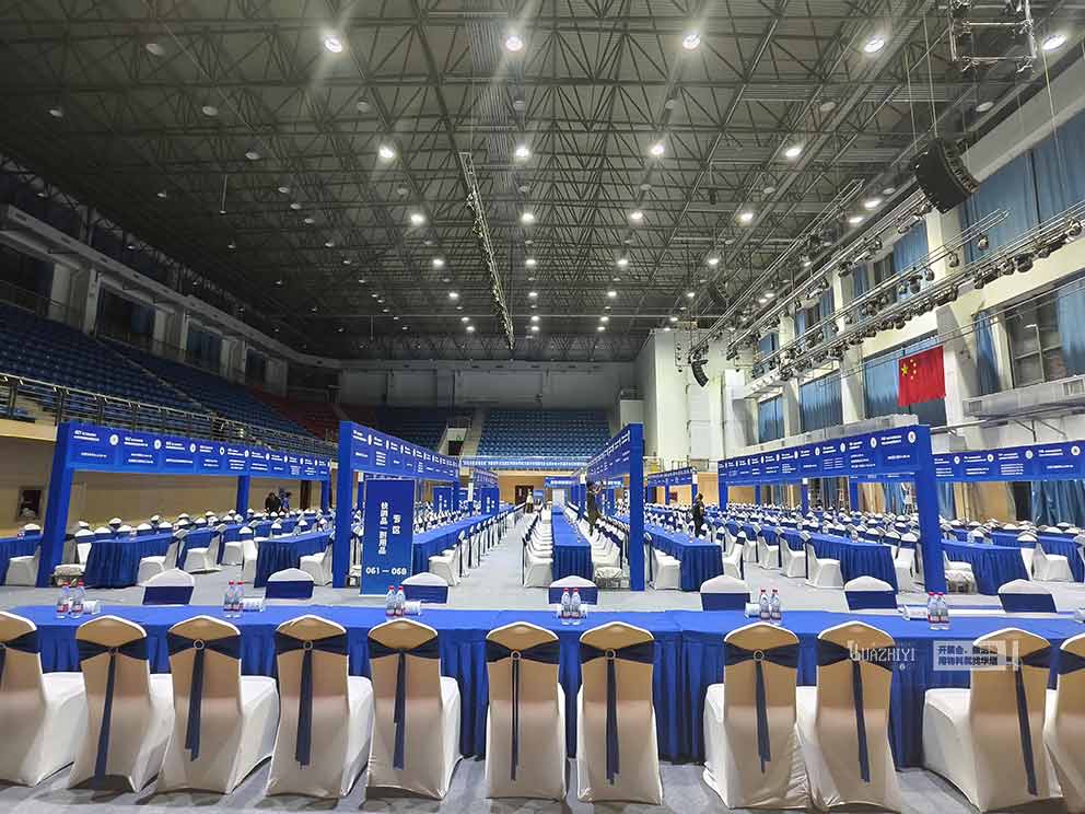 華熠桌椅物料出租公司布置華北水利水電大學2025校園招聘會
