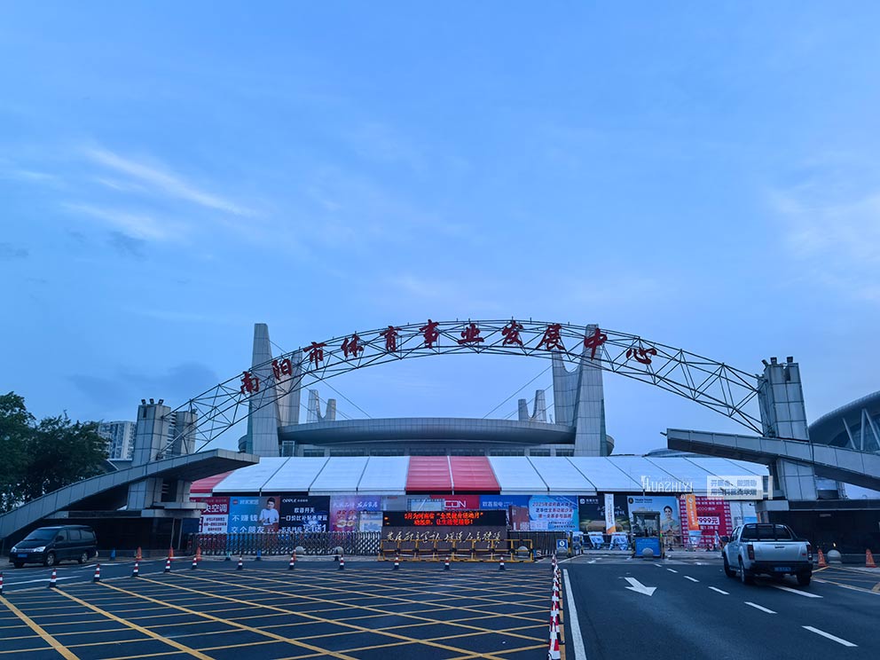 華熠展銷會篷房租賃在南陽第一體育中心施工搭建